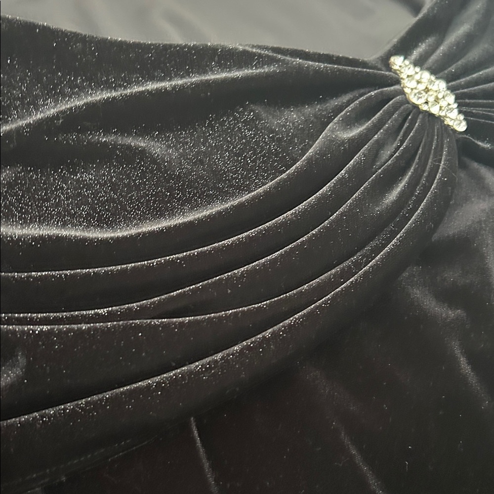 Chic Black Velvet Off-Shoulder Blouse - Picture 15 of 15